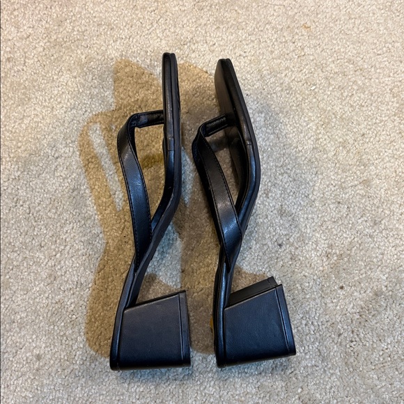 TOP Moda Black Thong Sandals with 2.5 Inch Block Heel-Size 8 - Picture 4 of 11